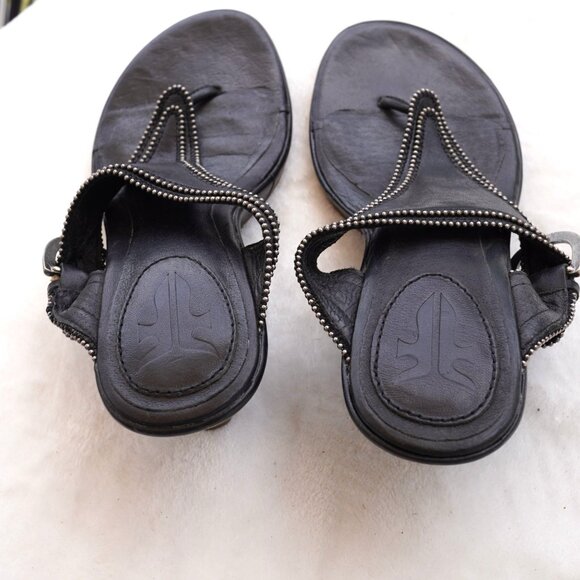 Frye Brooke Thong Black Leather Studded Wedge Sandals 7M - Picture 3 of 10